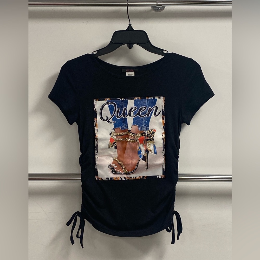 Short sleeve side cinch top with queen patch